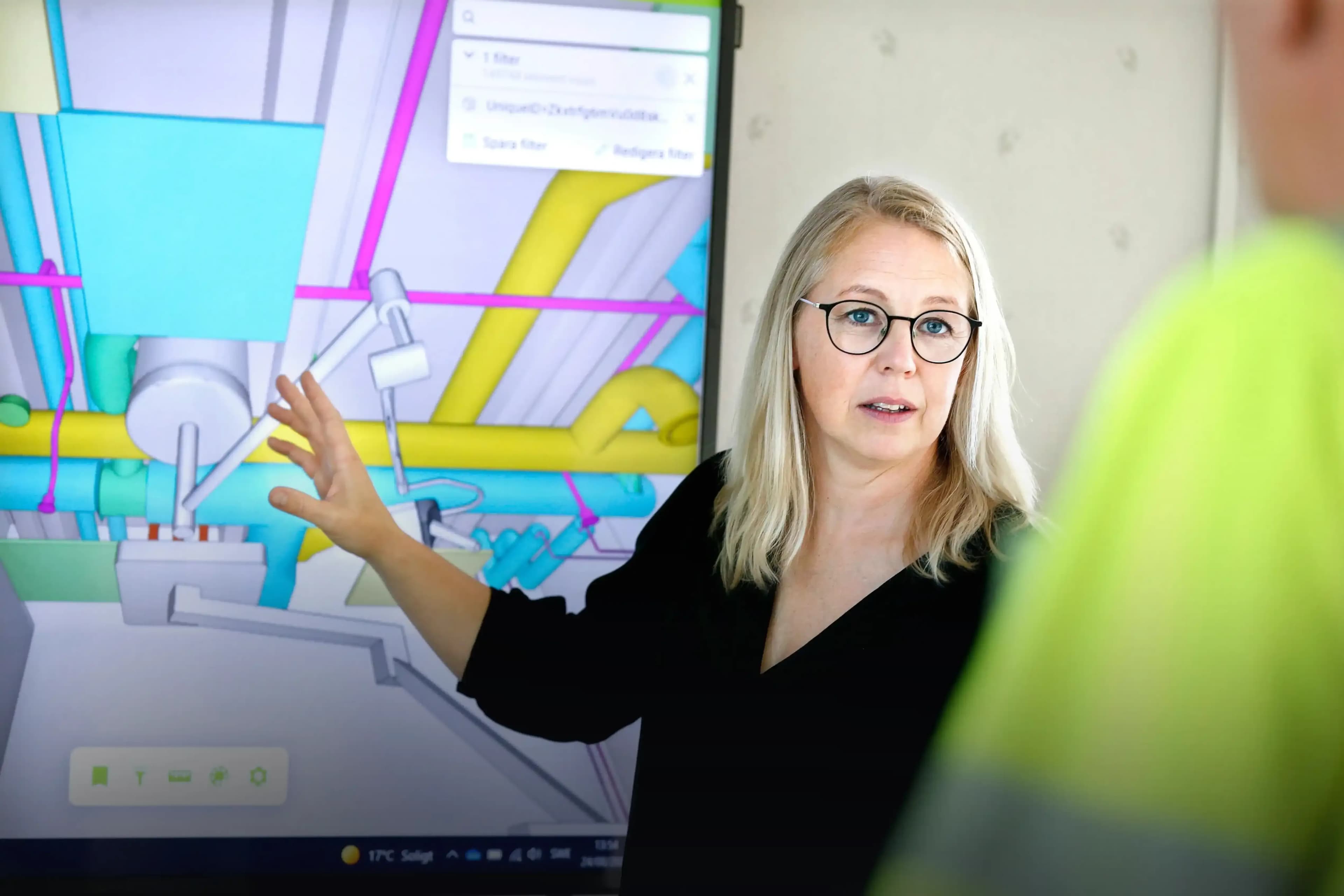 Kvinnlig medarbetare framför 3D-modell