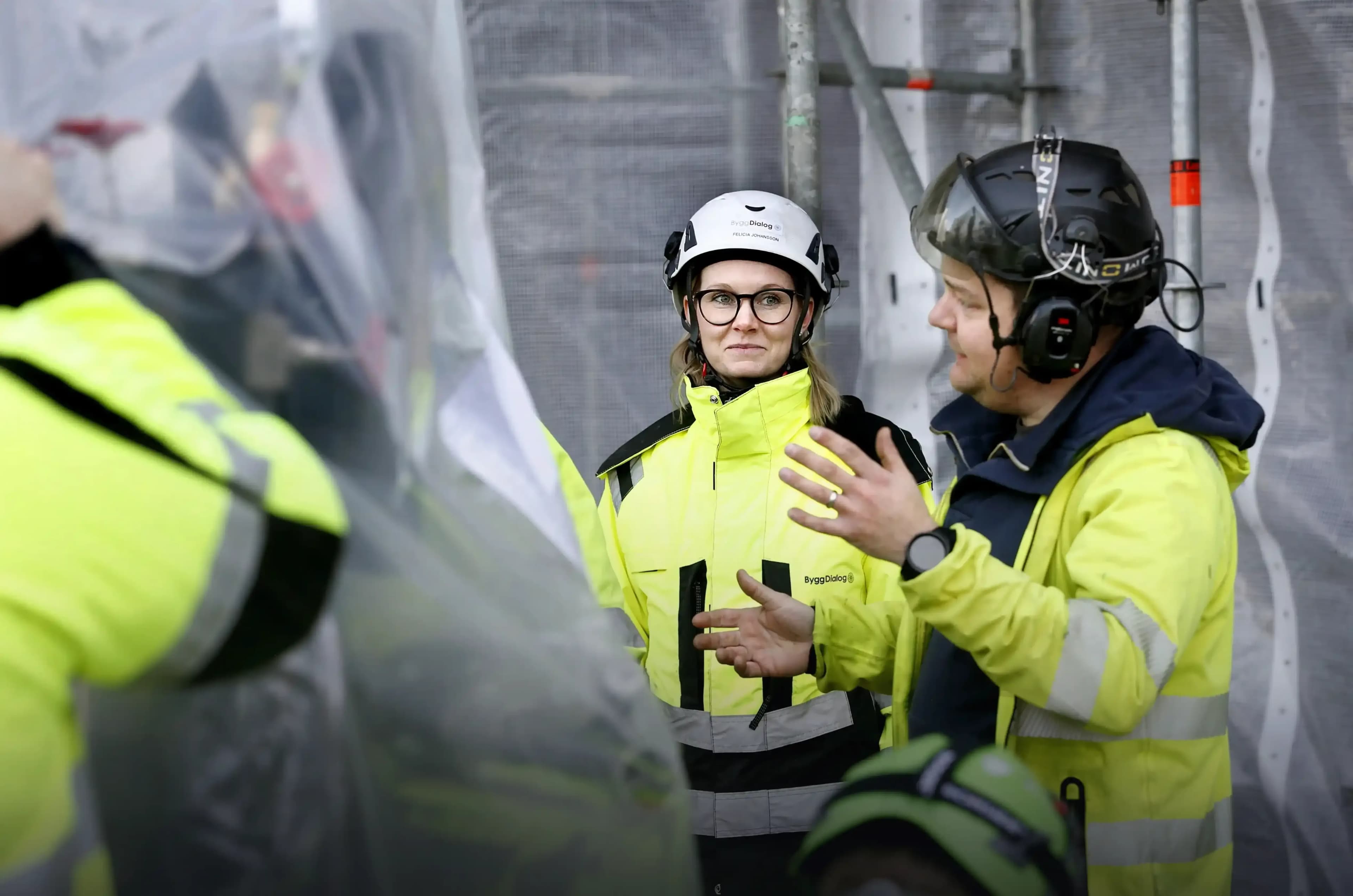 Kvinna och man på byggarbetsplats