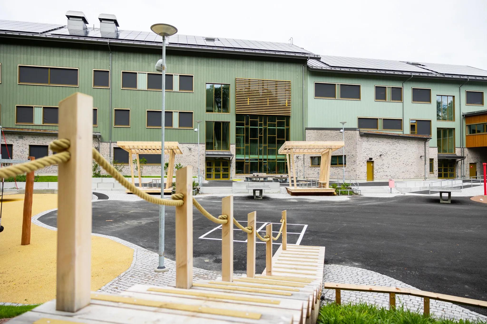 Skolbyggnad med skolgård