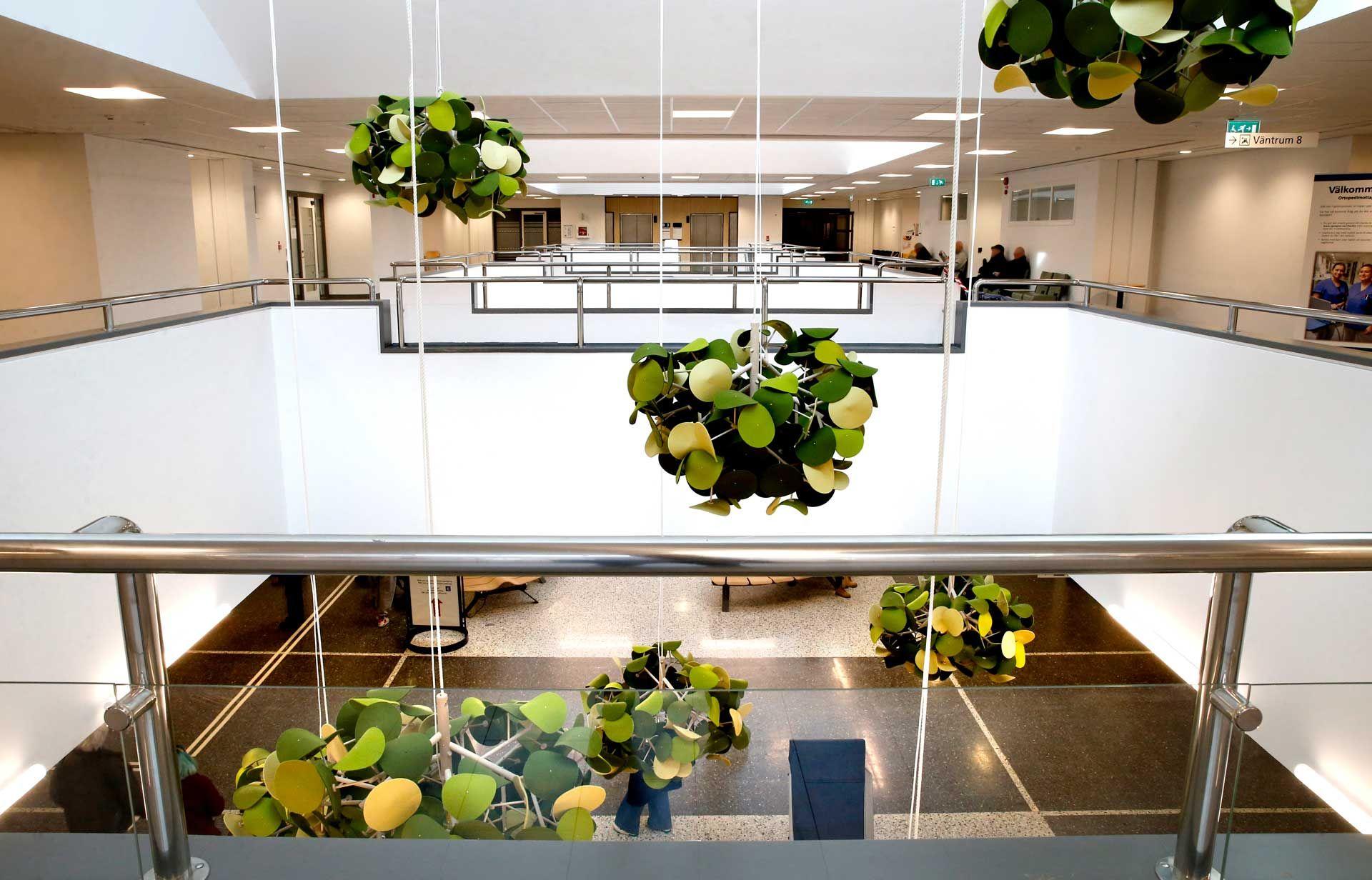 Utsmyckat atrium med konstnärliga lampor