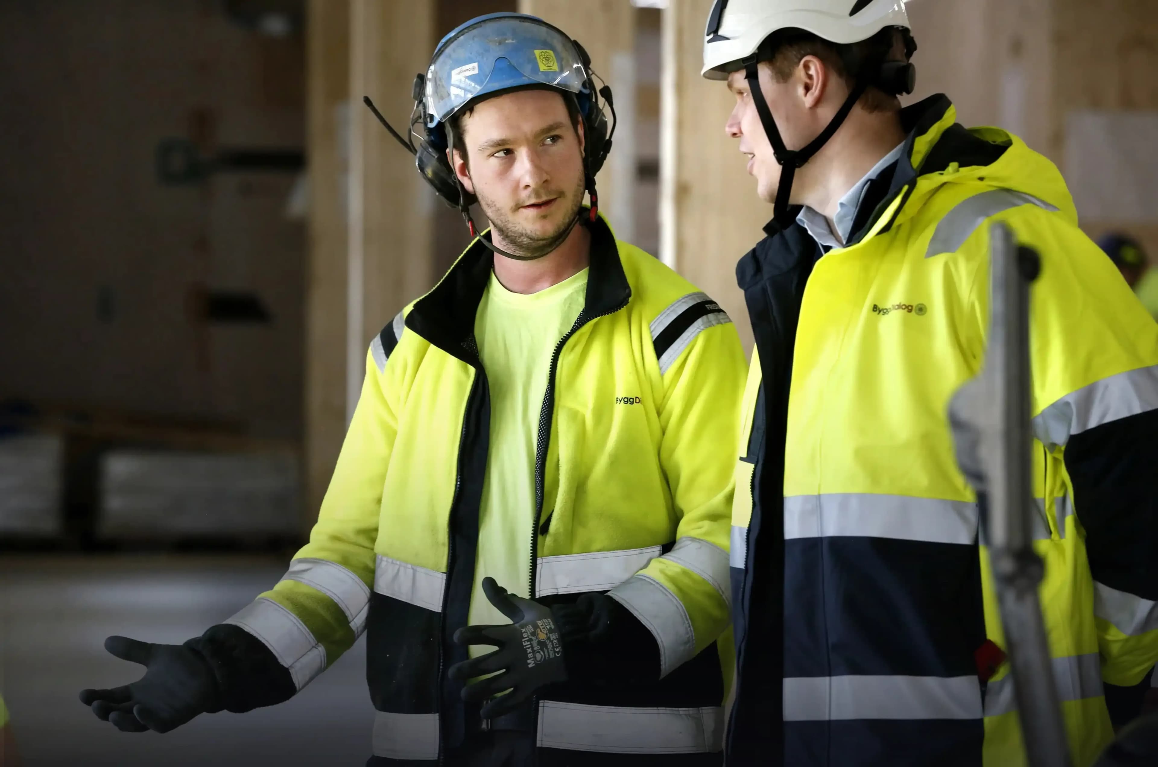 Två medarbetare samtalar