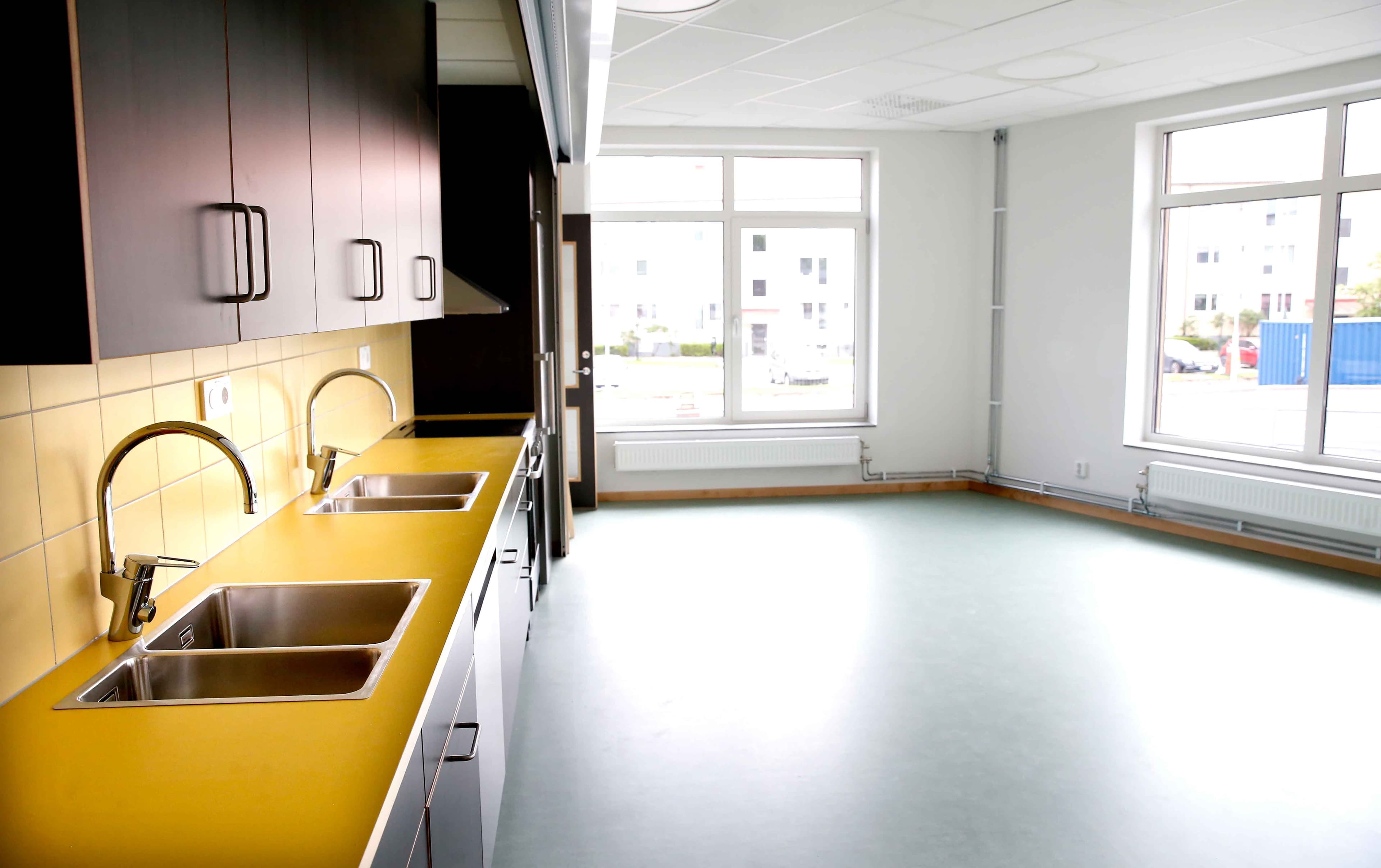 Undervisningsrum med kök i skola