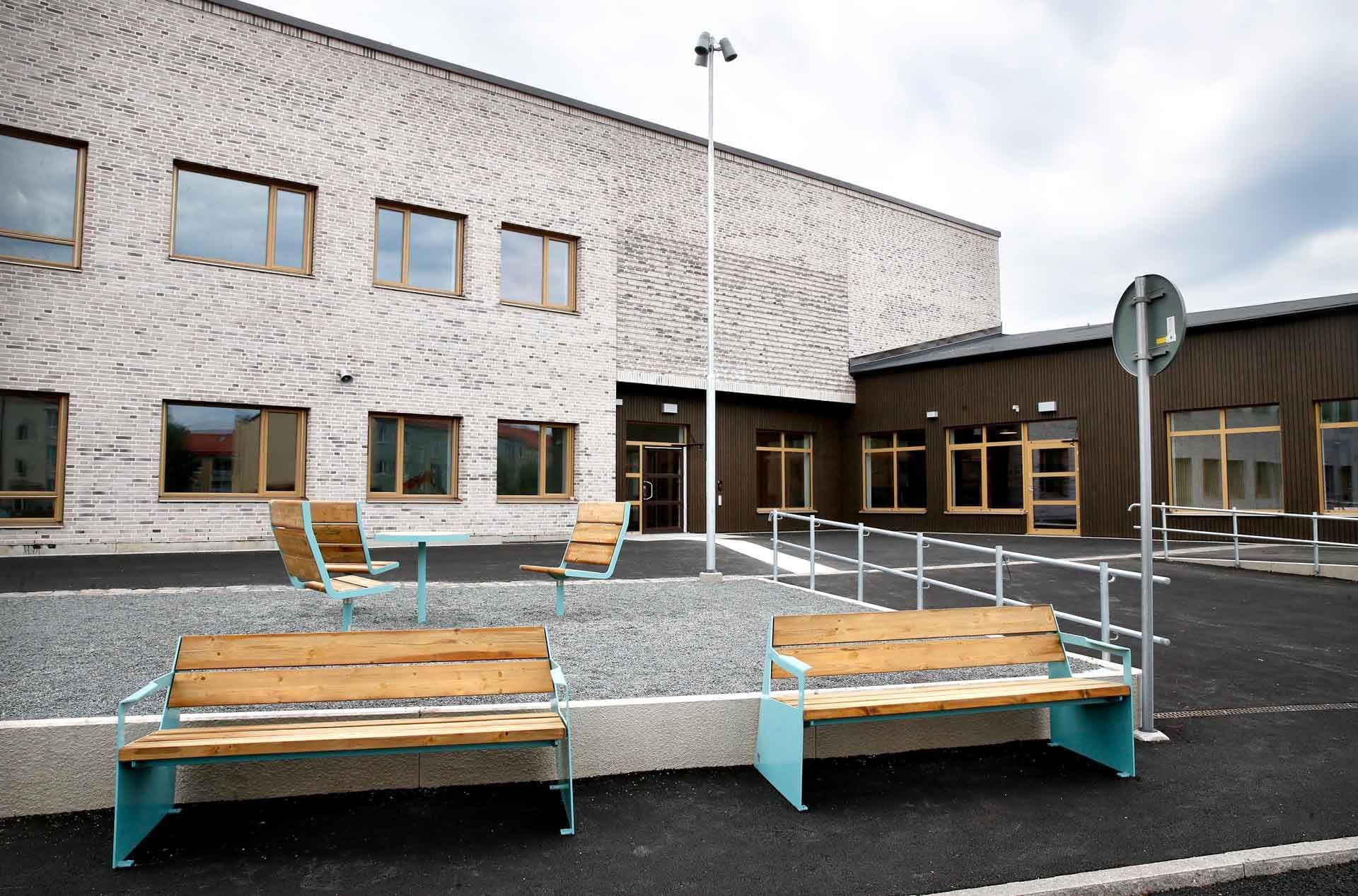 Tegelfasad och sittbänkar