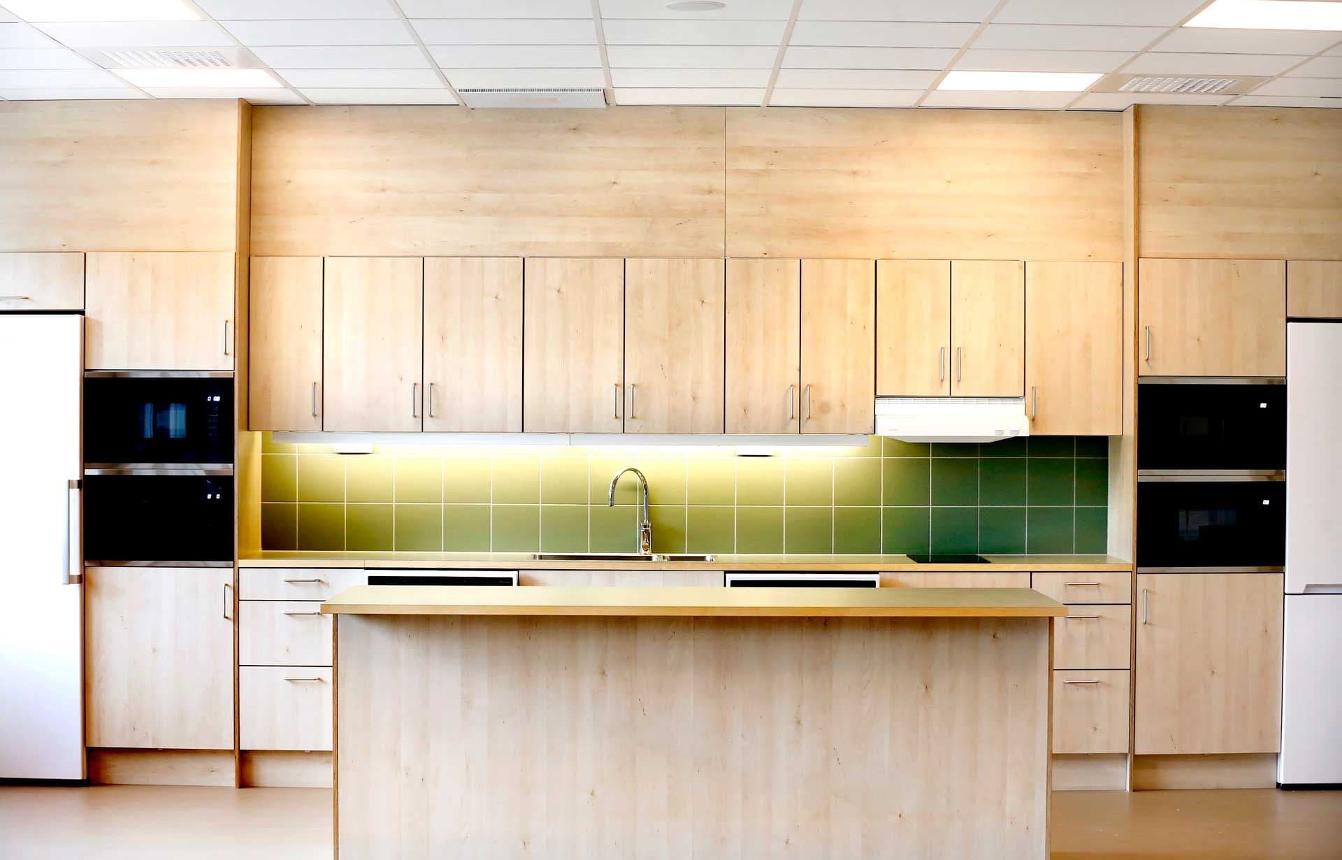 Kök i trä och grönt kakel