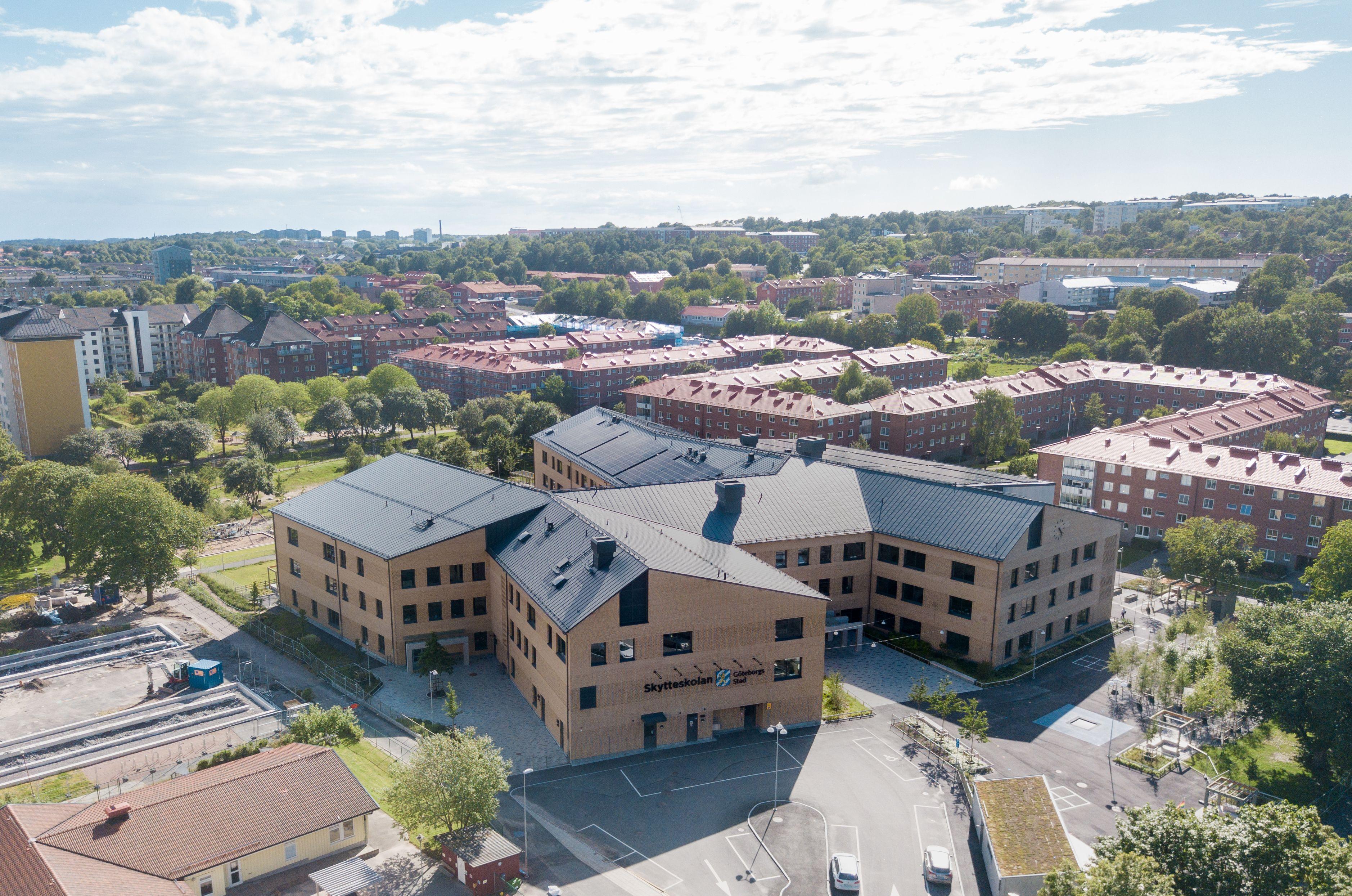 Flygvy över Skytteskolan och dess vinklade huskropp