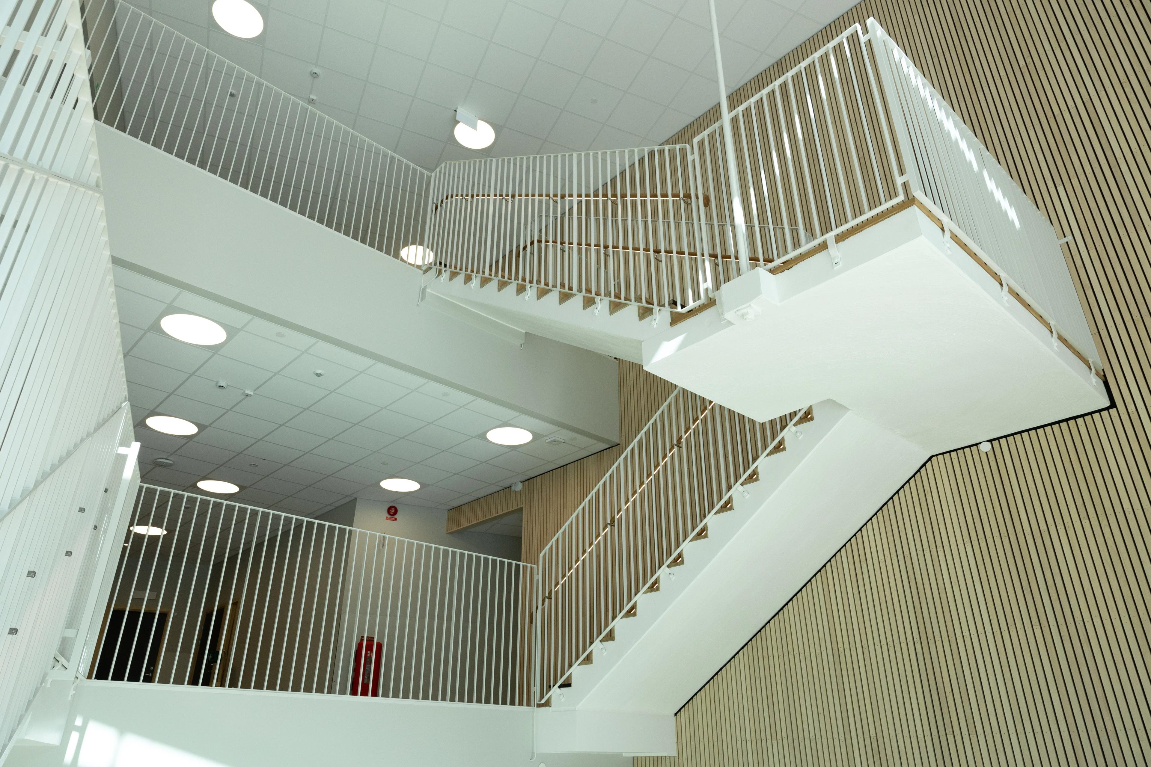 Trapphus med träpanel