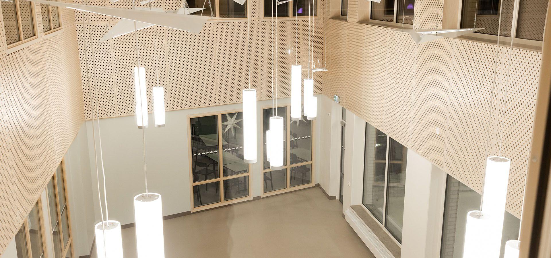 Atrium med nerpendlade armaturer