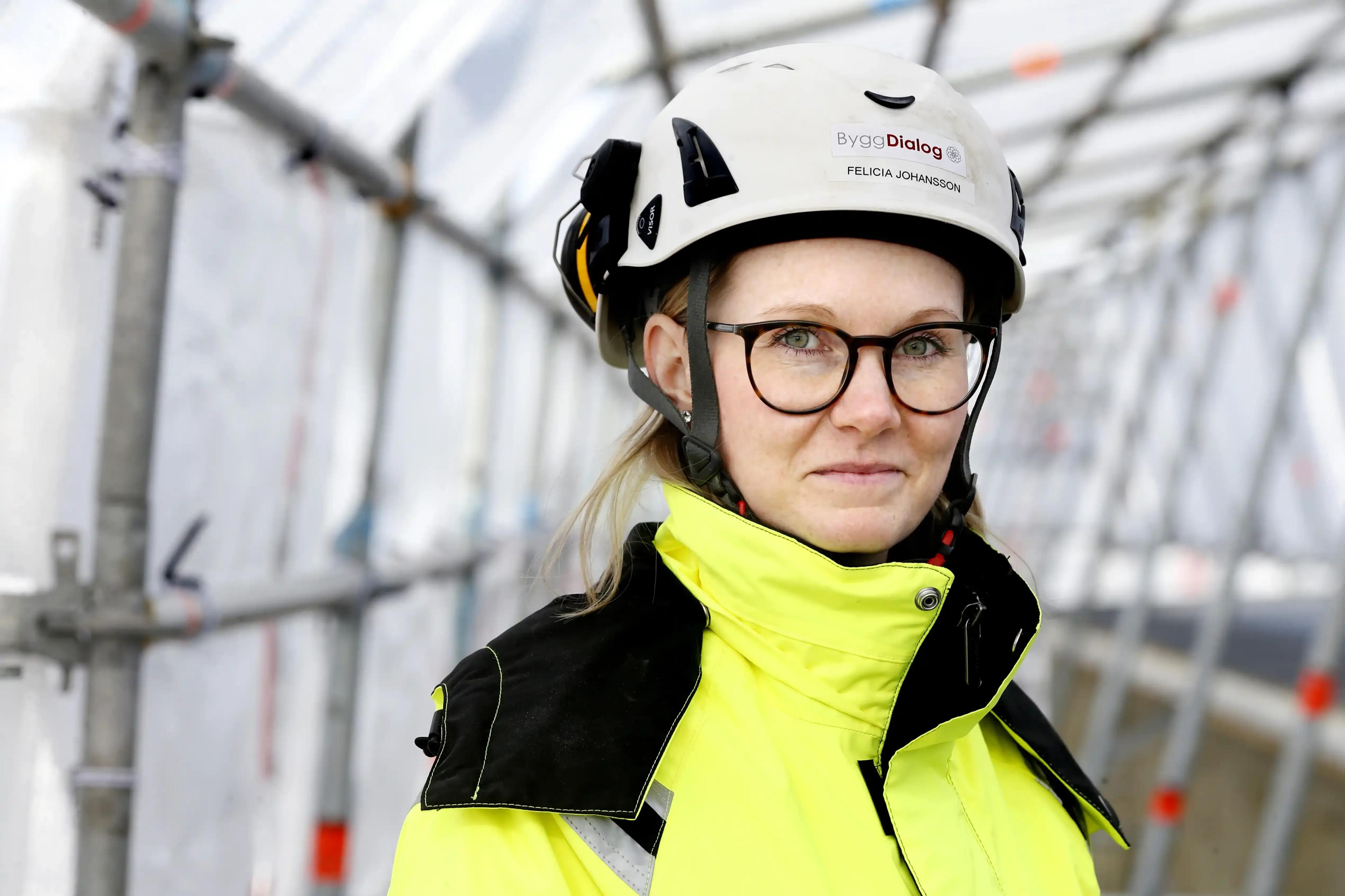 Kvinnlig medarbetare på bygge