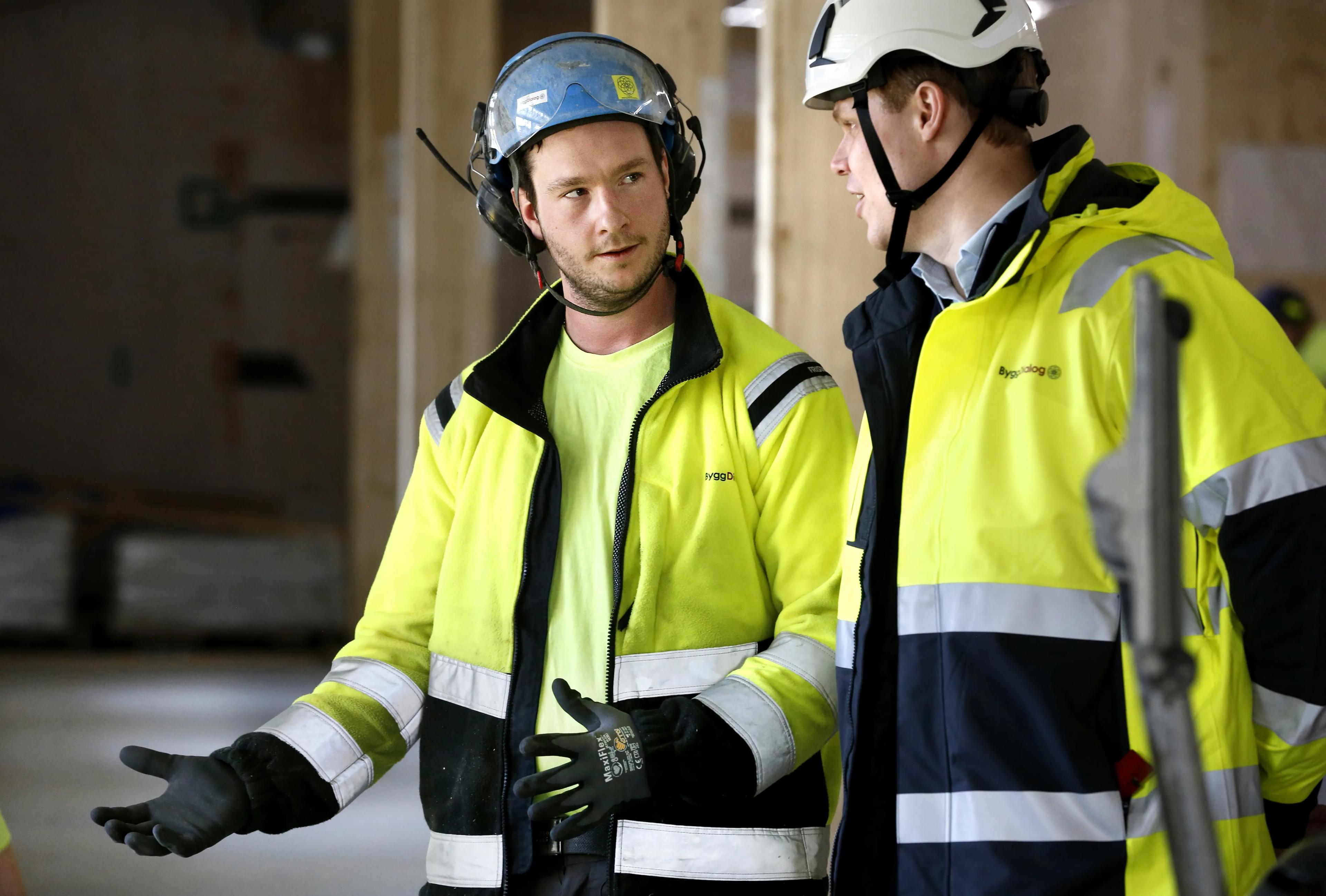 ByggDialogs medarbetare samarbetare i partnering på byggarbetsplats